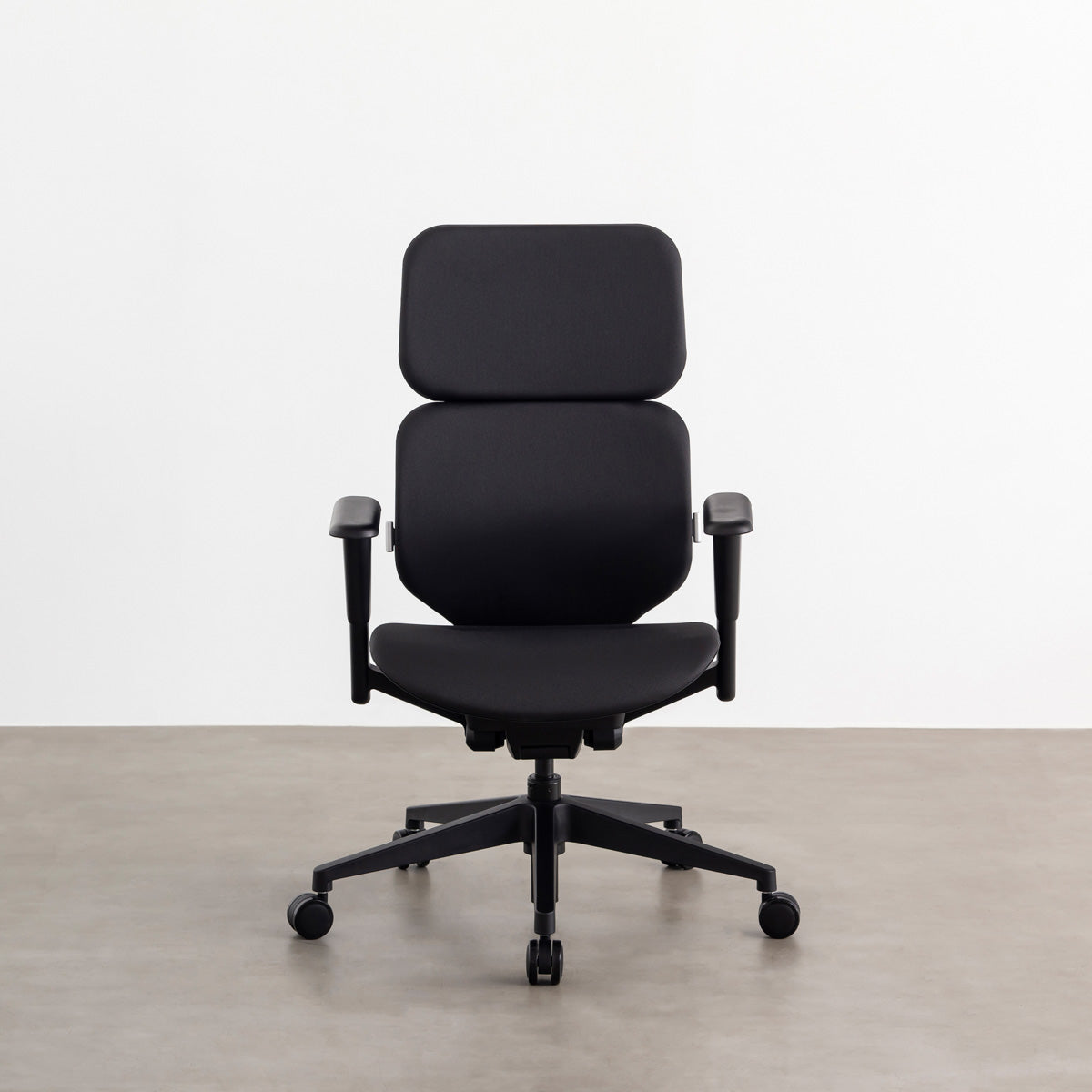 KANADEMONOのパーソナルにカスタマイズできるスタイリッシュなリクライニングオフィスチェア（正面）