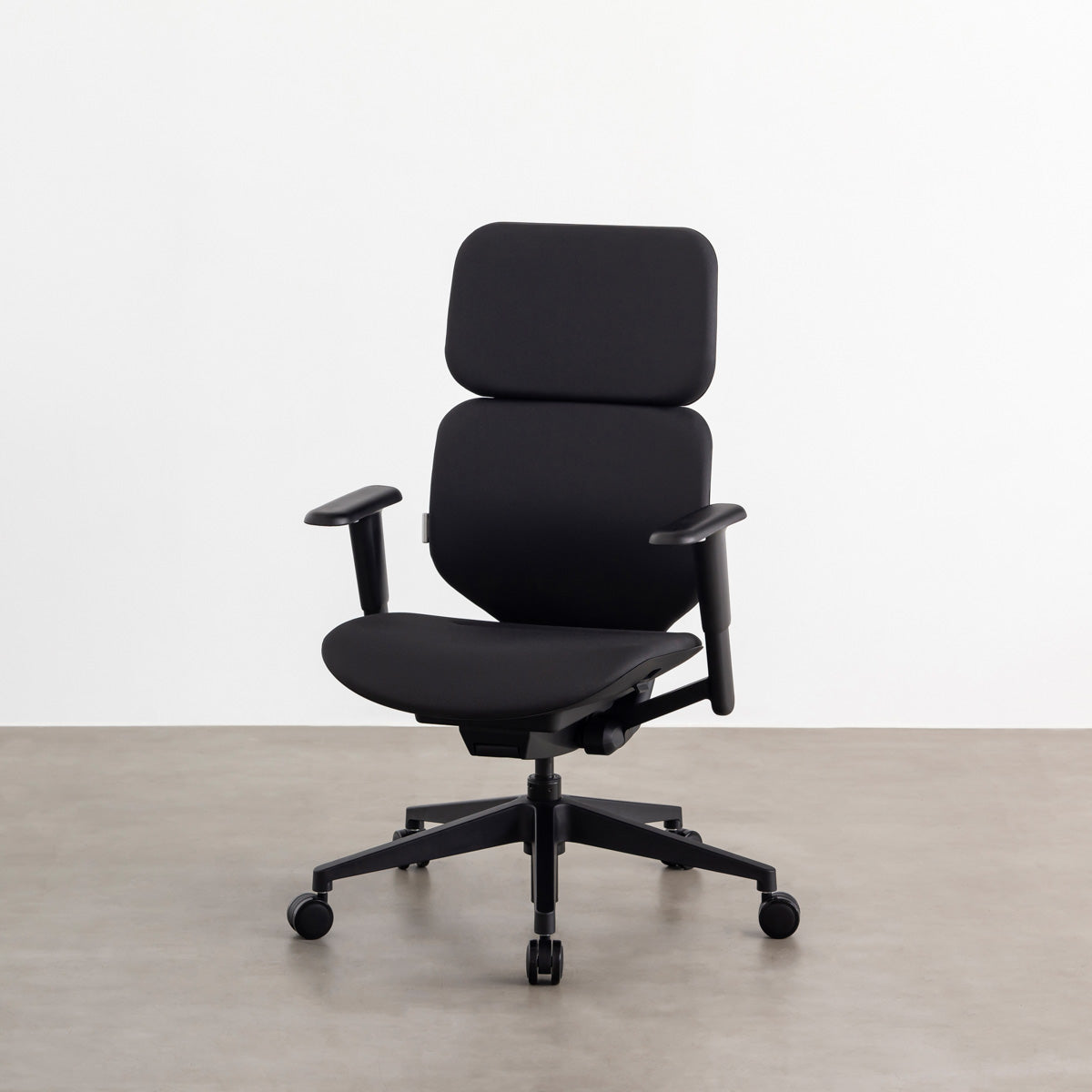 KANADEMONOのパーソナルにカスタマイズできるスタイリッシュなリクライニングオフィスチェア