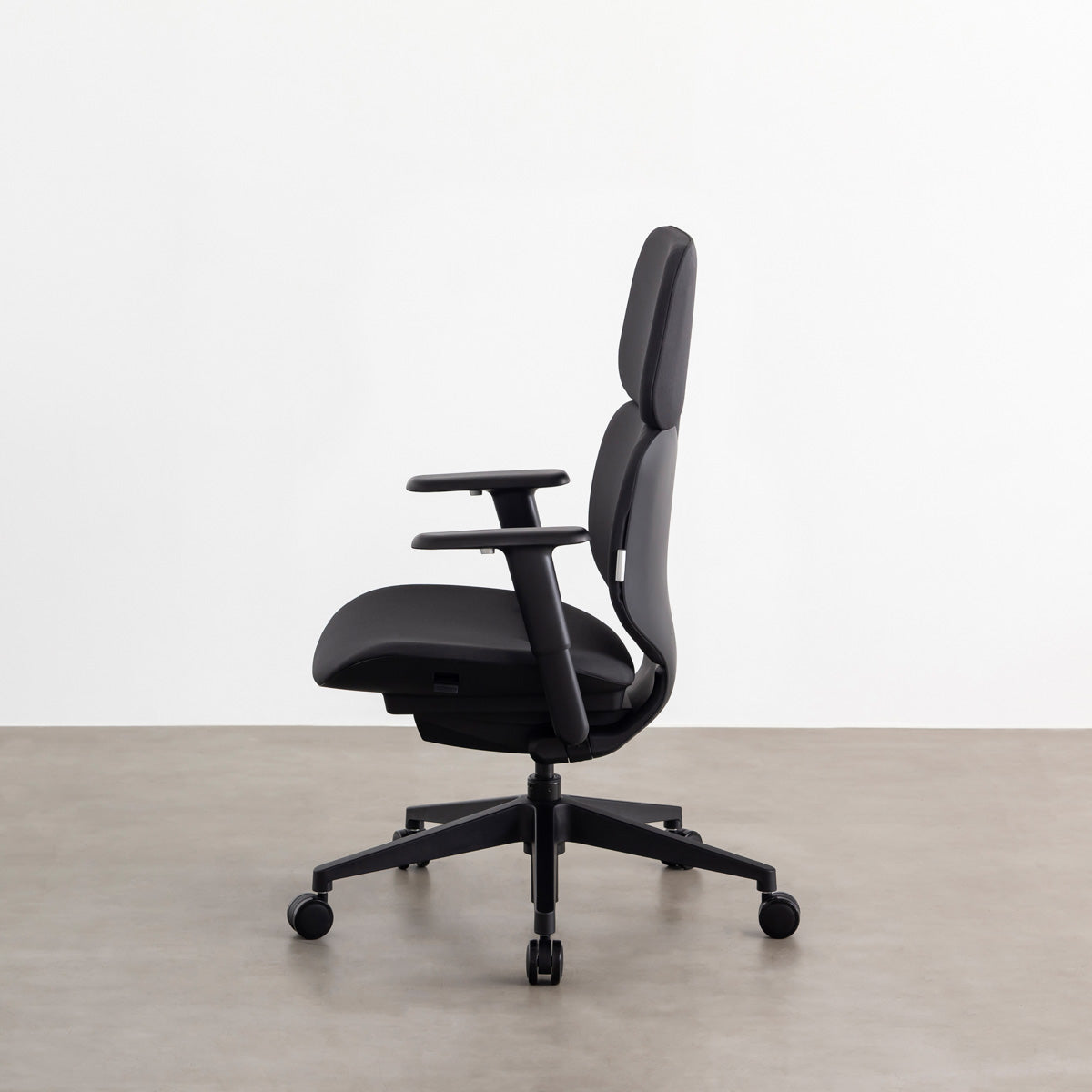 KANADEMONOのパーソナルにカスタマイズできるスタイリッシュなリクライニングオフィスチェア（横）