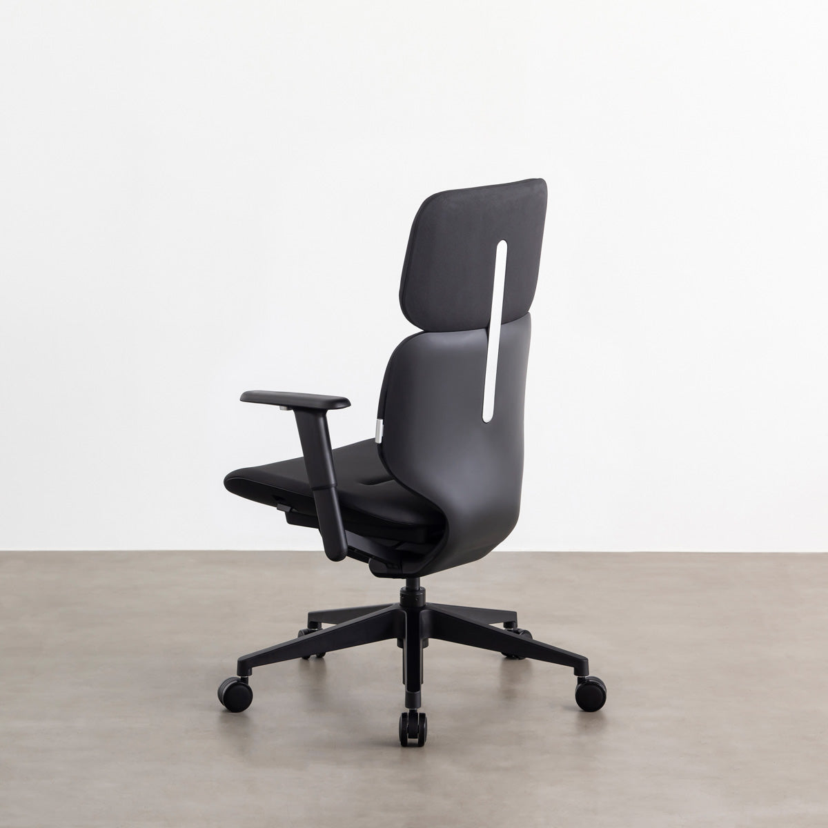 KANADEMONOのパーソナルにカスタマイズできるスタイリッシュなリクライニングオフィスチェア（後ろ）