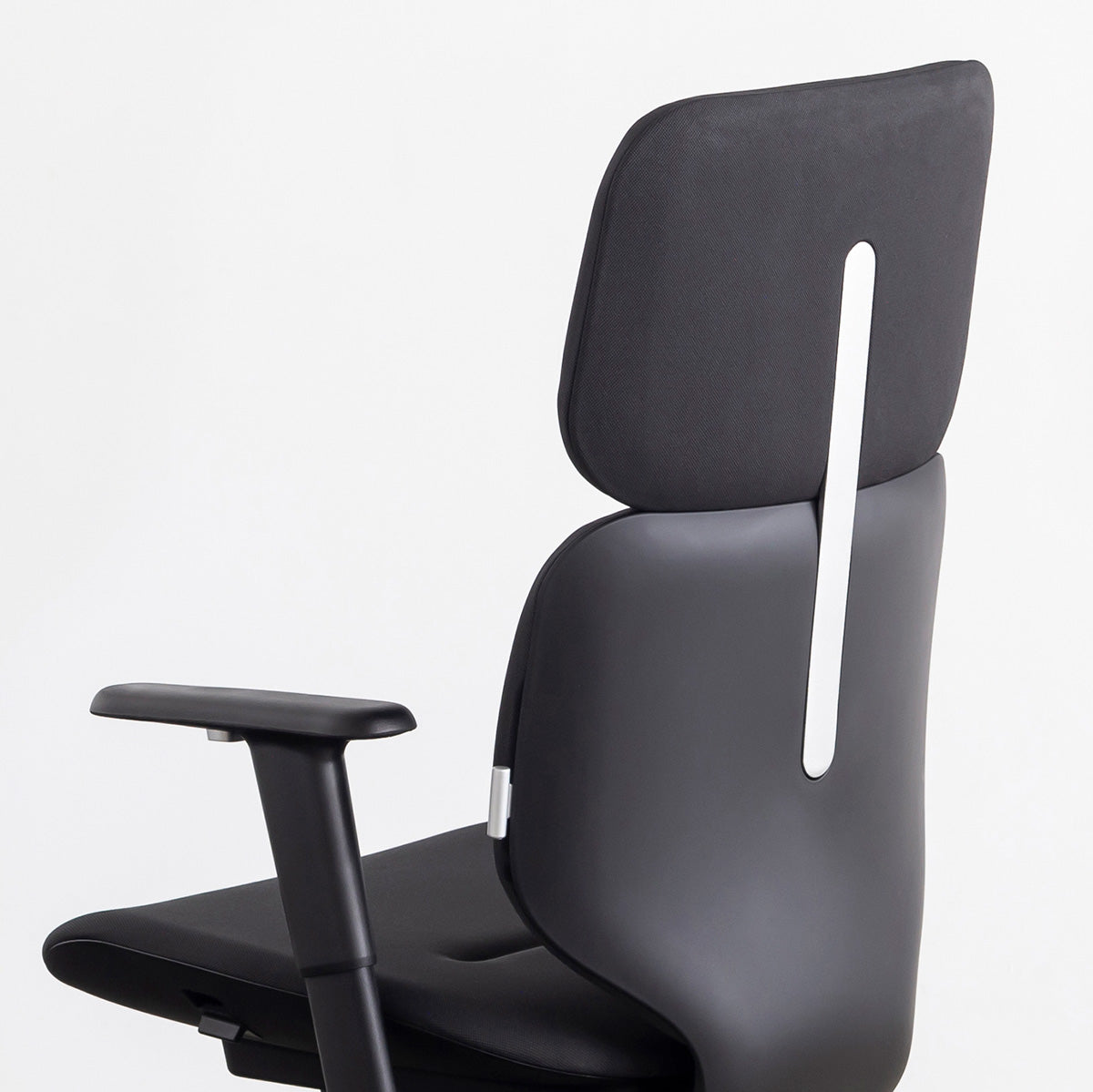 KANADEMONOのパーソナルにカスタマイズできるスタイリッシュなリクライニングオフィスチェア（後ろクローズアップ）