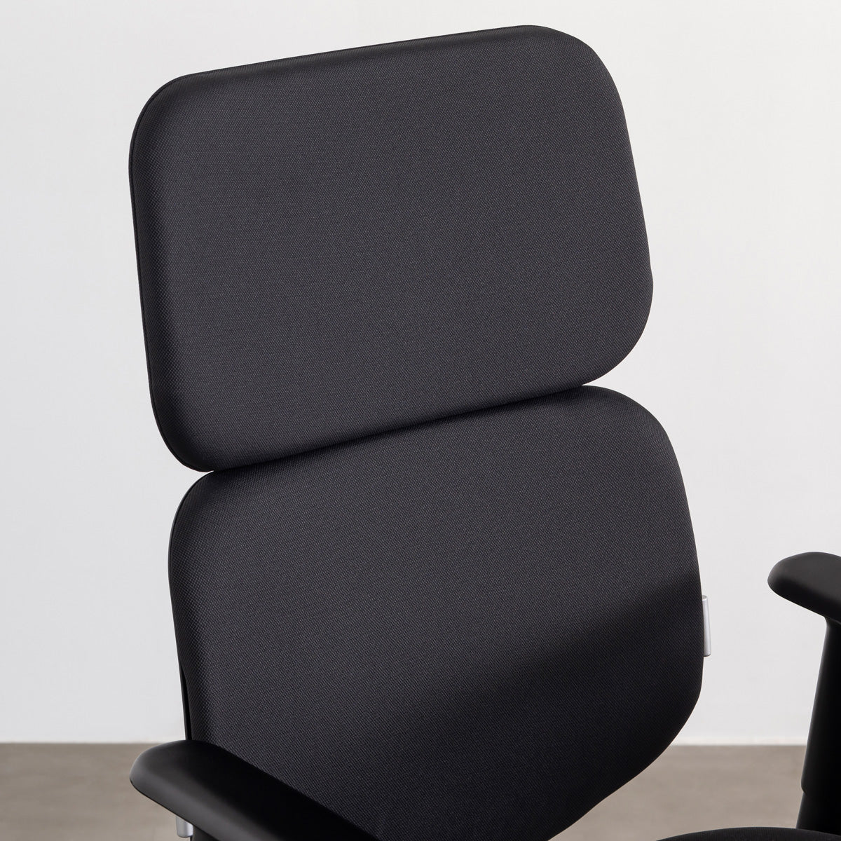 KANADEMONOのパーソナルにカスタマイズできるスタイリッシュなリクライニングオフィスチェア（背もたれクローズアップ）