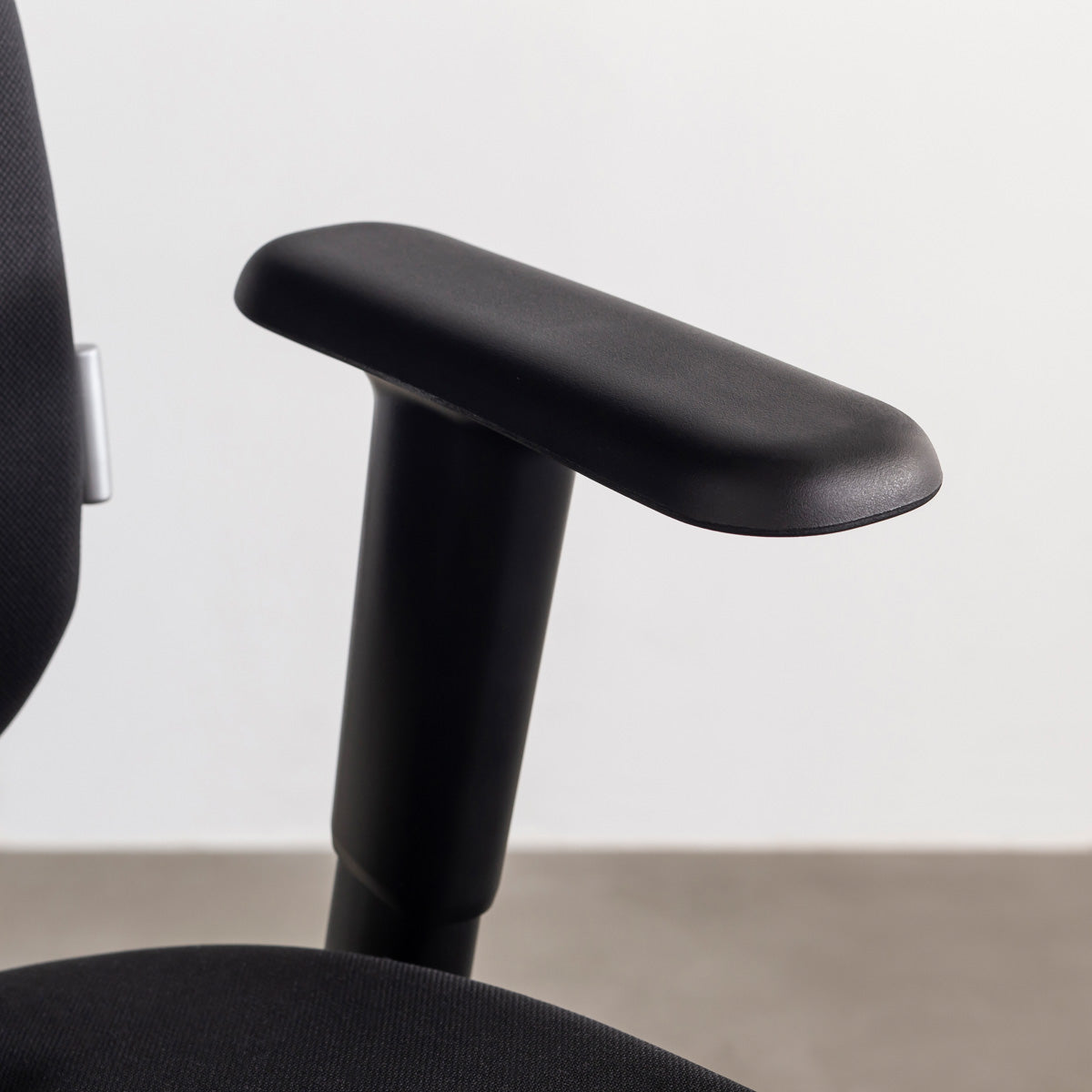 KANADEMONOのパーソナルにカスタマイズできるスタイリッシュなリクライニングオフィスチェア（アーム）