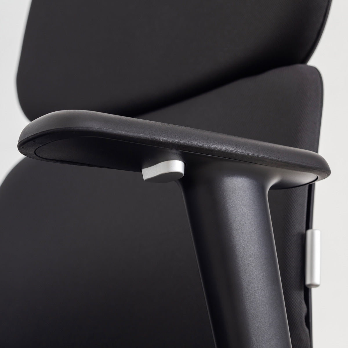 KANADEMONOのパーソナルにカスタマイズできるスタイリッシュなリクライニングオフィスチェア（アーム高さ調整ボタン）