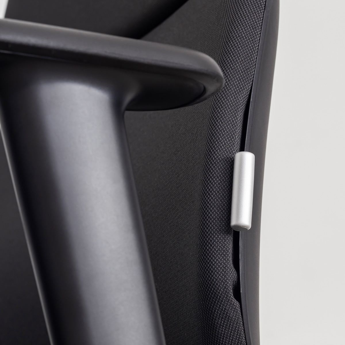 KANADEMONOのパーソナルにカスタマイズできるスタイリッシュなリクライニングオフィスチェア（腰サポート調整レバー）