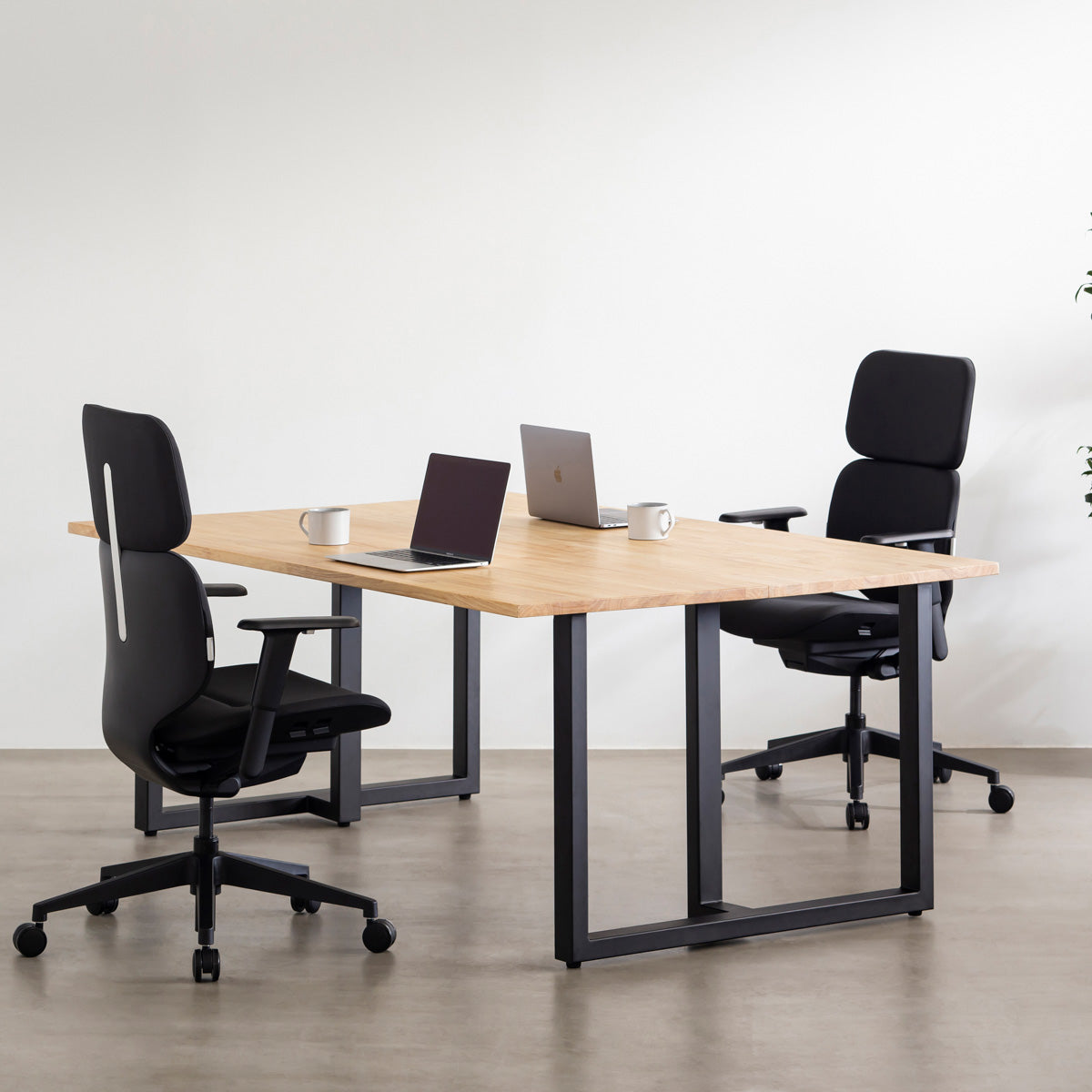 KANADEMONOのパーソナルにカスタマイズできるスタイリッシュなリクライニングオフィスチェアの使用例２