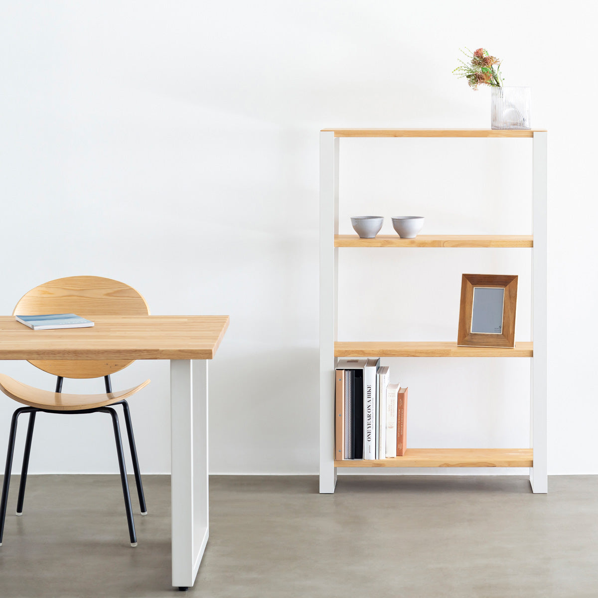 KANADEMONOのラバーウッドナチュラルの棚板とホワイトのアイアン脚を組み合わせたシェルフ（使用イメージ）