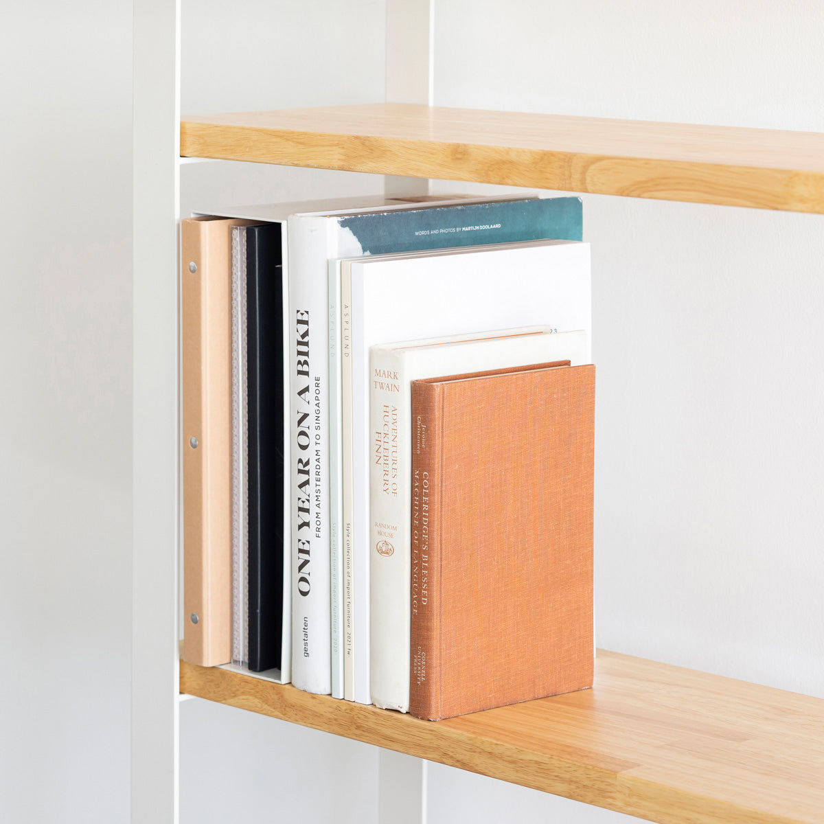 KANADEMONOのラバーウッドナチュラルの棚板とホワイトのアイアン脚を組み合わせたシェルフ（使用イメージ２）