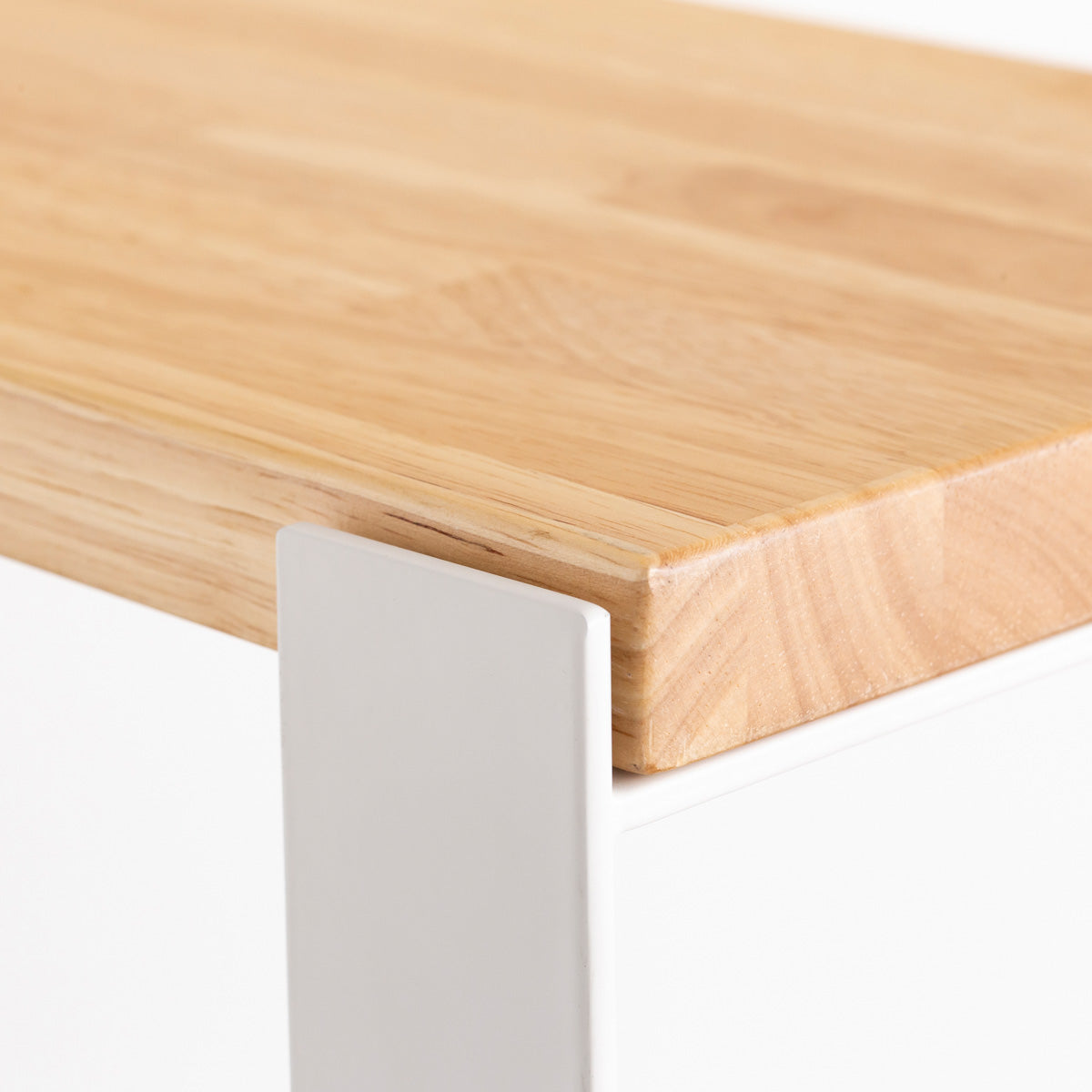 KANADEMONOのラバーウッドナチュラルの棚板とホワイトのアイアン脚を組み合わせたシェルフ（角）