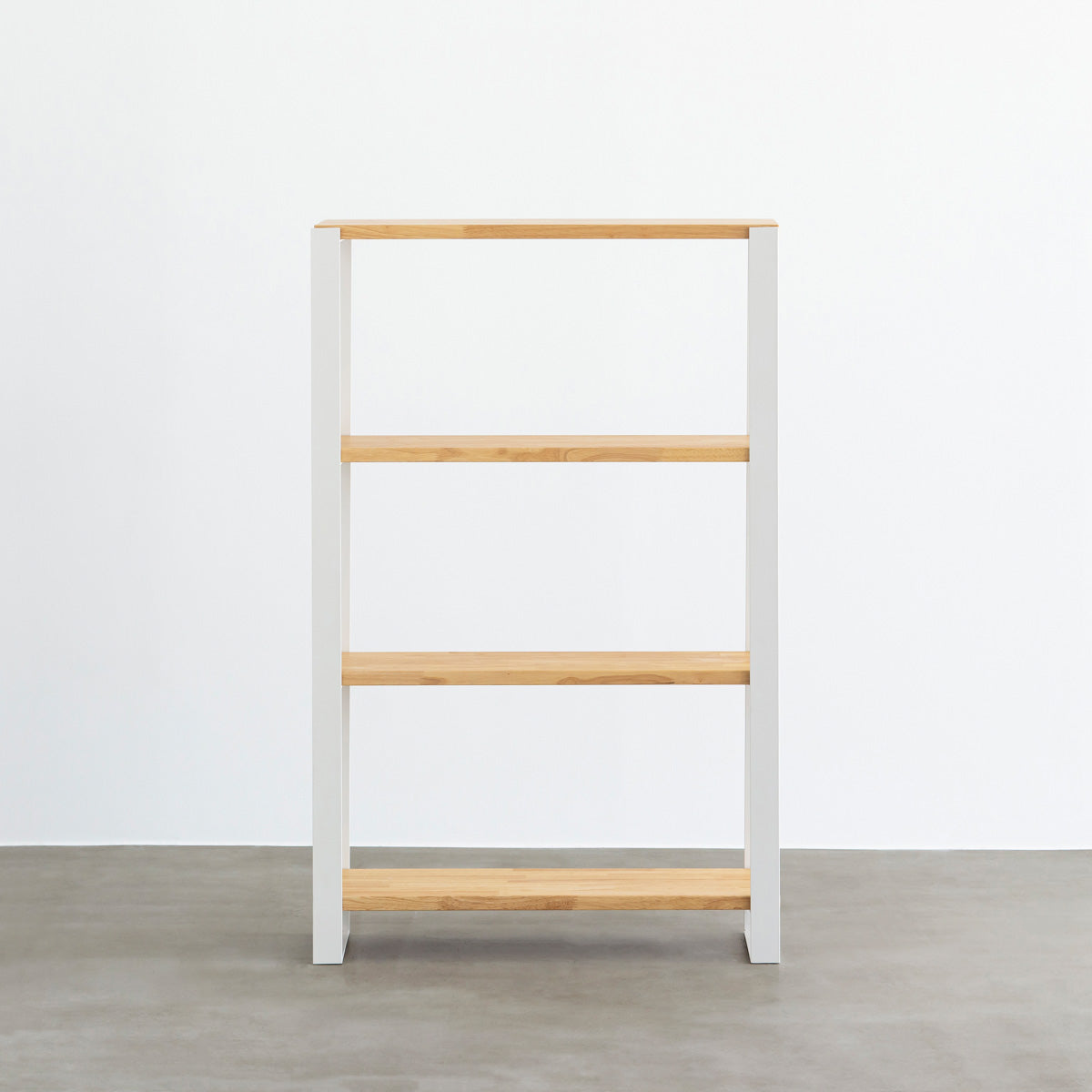KANADEMONOのラバーウッドナチュラルの棚板とホワイトのアイアン脚を組み合わせたシェルフ（正面）