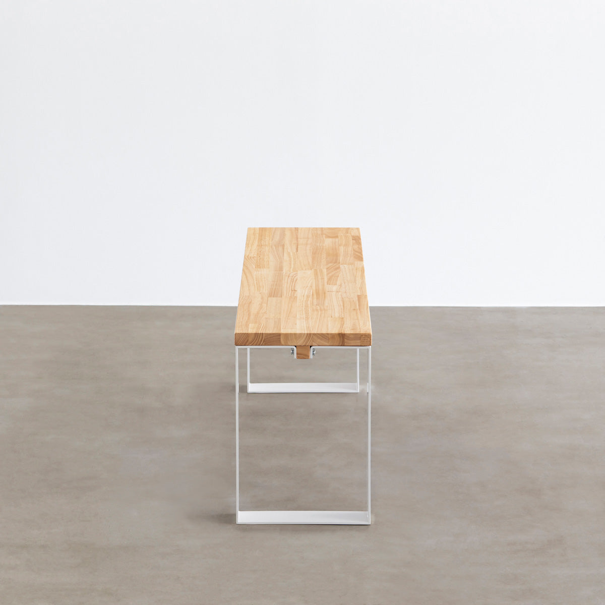 KANADEMONOのラバーウッドナチュラル天板とホワイトのライン脚を合わせたシンプルモダンなベンチ（側面）