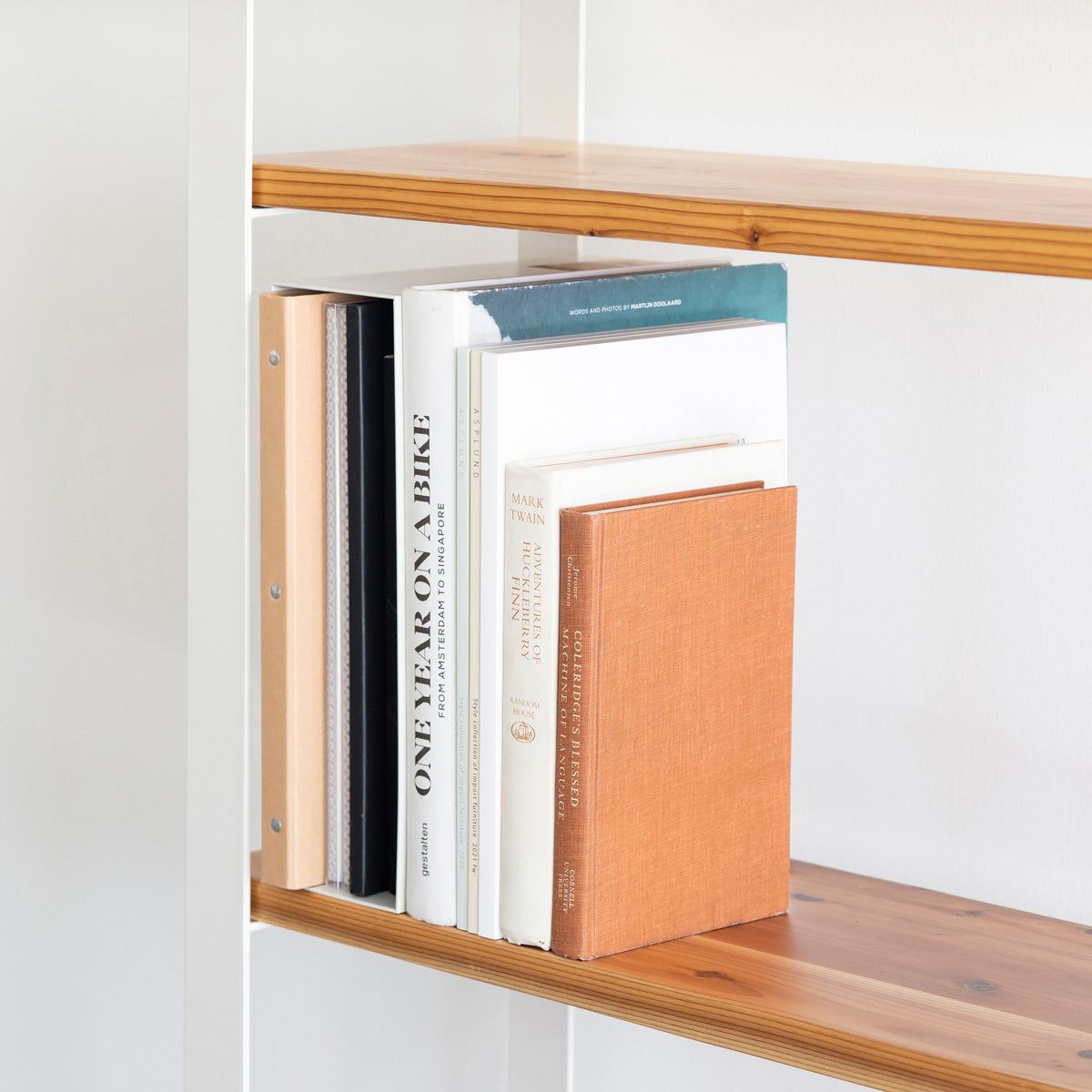 KANADEMONOの杉無垢材の棚板とホワイトのアイアン脚を組み合わせたシェルフ（使用イメージ２）