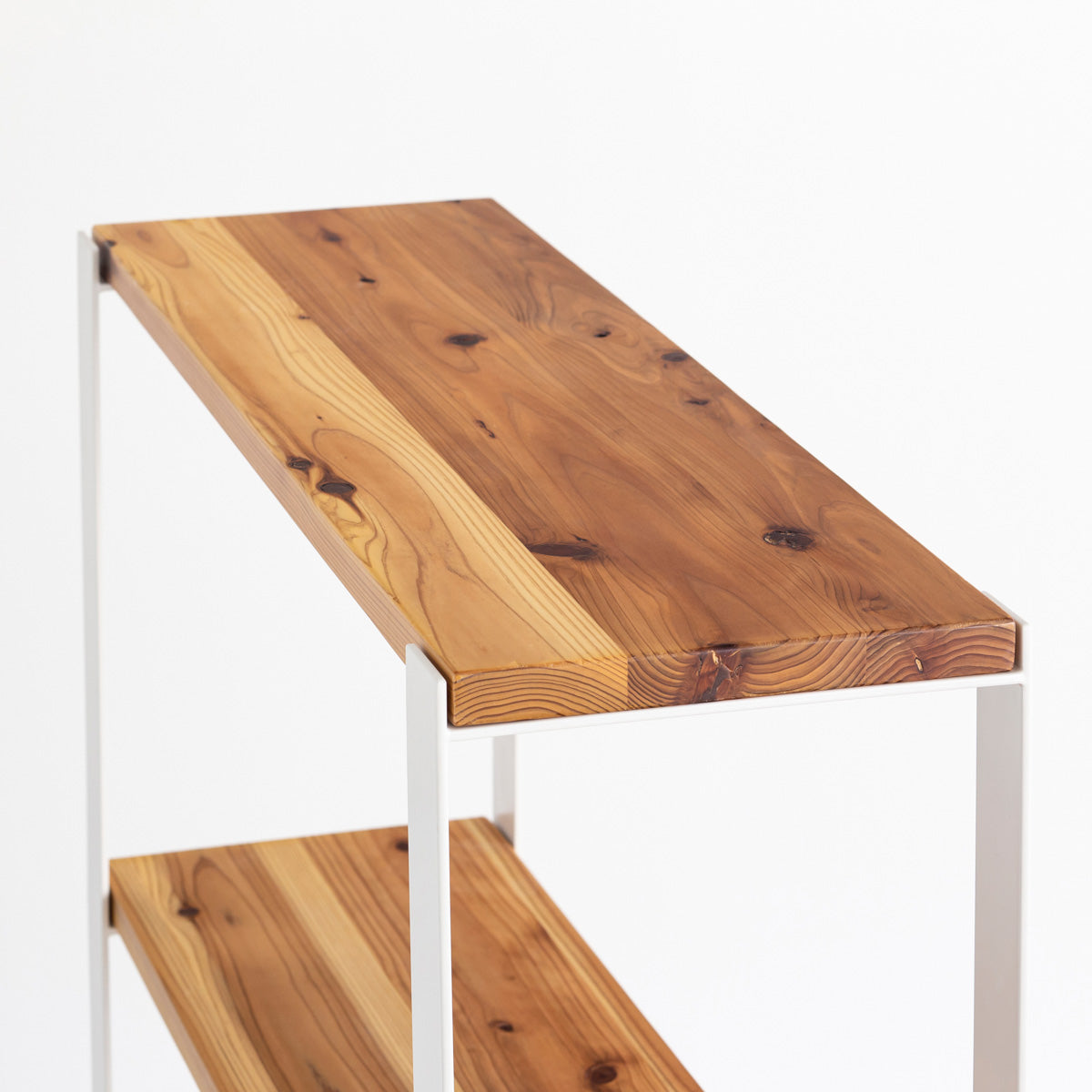 KANADEMONOの杉無垢材の棚板とホワイトのアイアン脚を組み合わせたシェルフ（棚板）