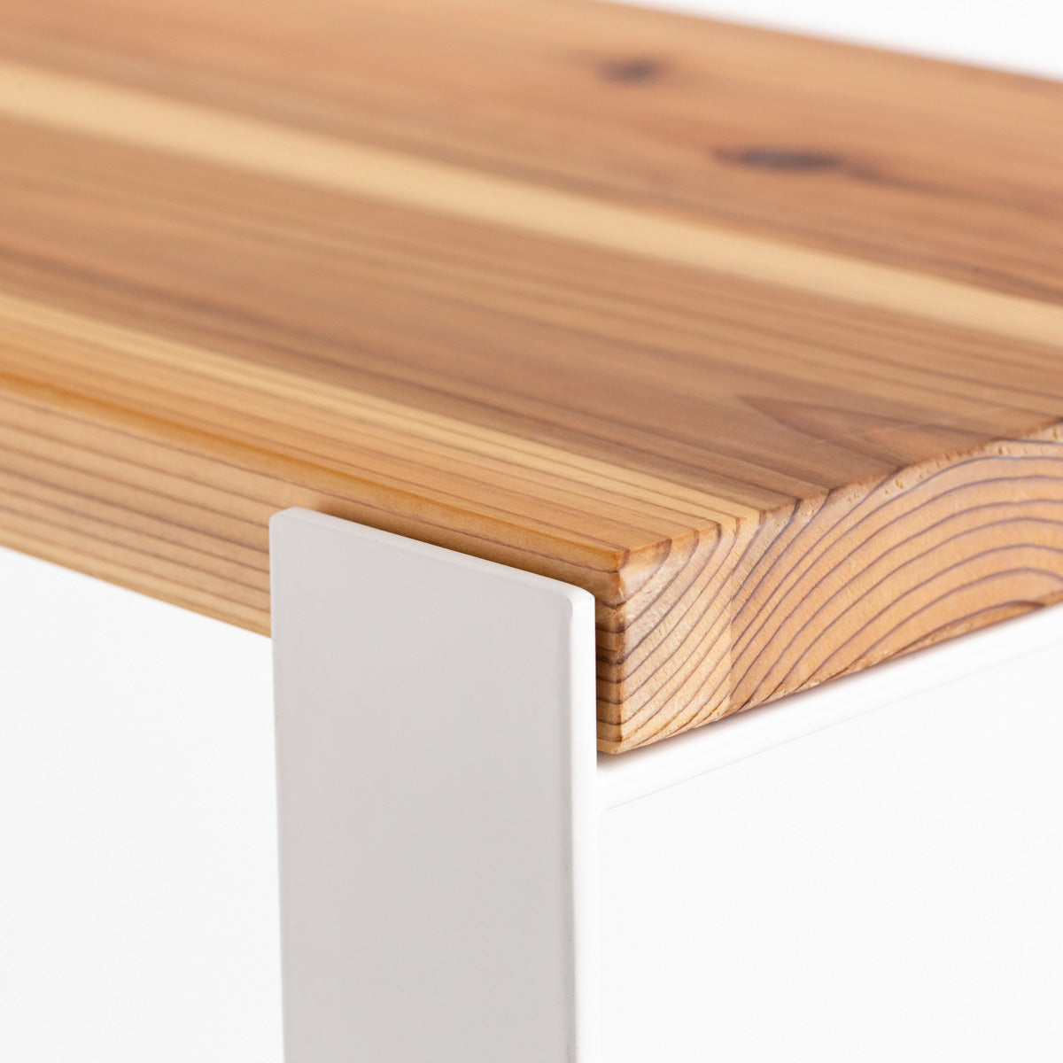 KANADEMONOの杉無垢材の棚板とホワイトのアイアン脚を組み合わせたシェルフ（角）