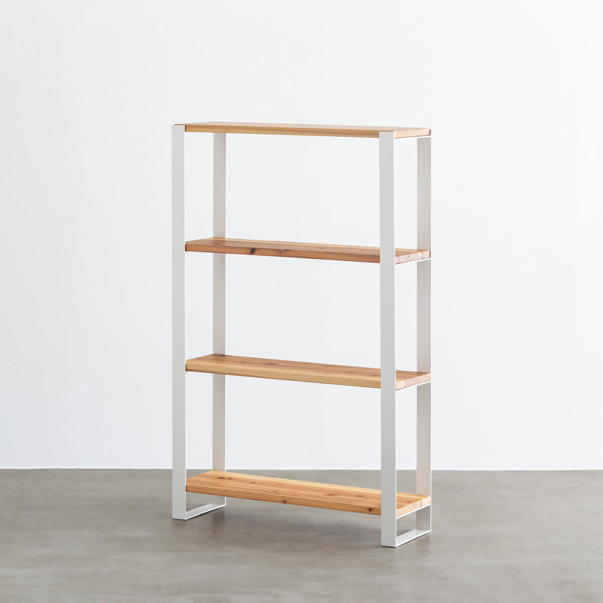 KANADEMONOの杉無垢材の棚板とホワイトのアイアン脚を組み合わせたシェルフ