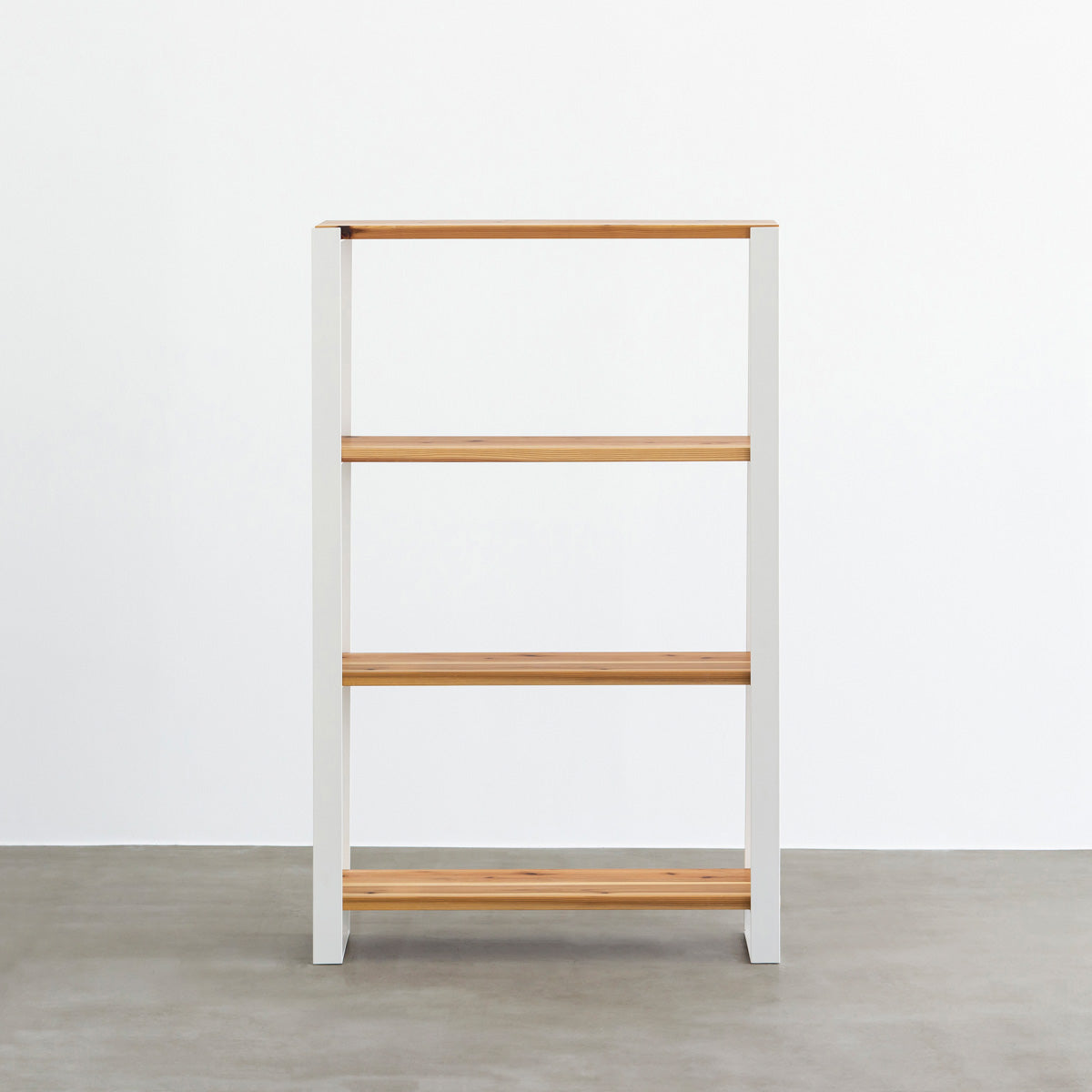 KANADEMONOの杉無垢材の棚板とホワイトのアイアン脚を組み合わせたシェルフ（正面）