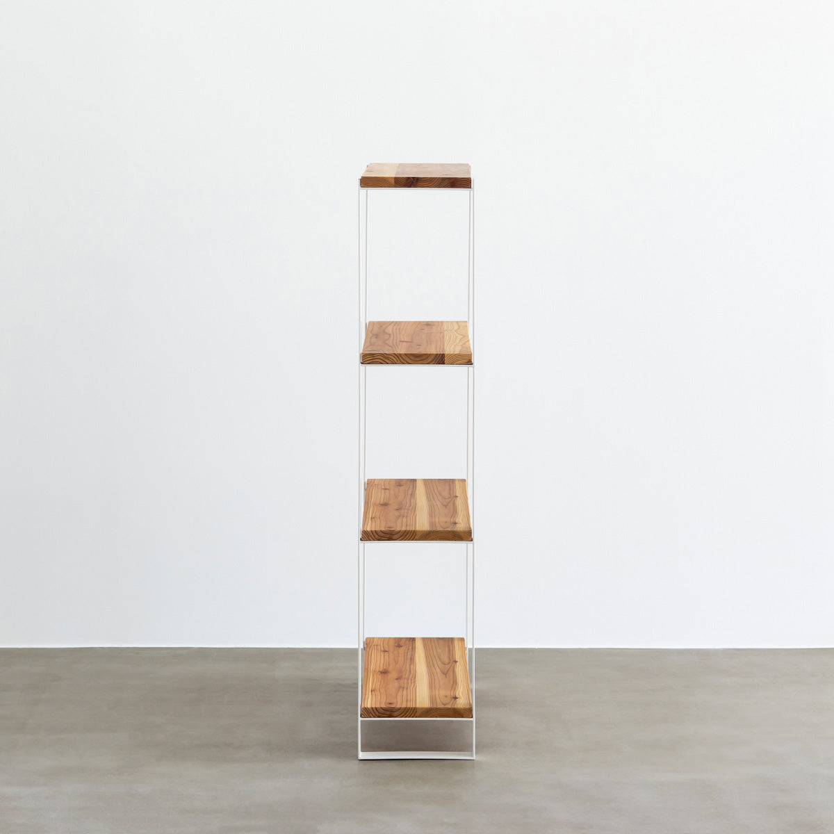 KANADEMONOの杉無垢材の棚板とホワイトのアイアン脚を組み合わせたシェルフ（側面）