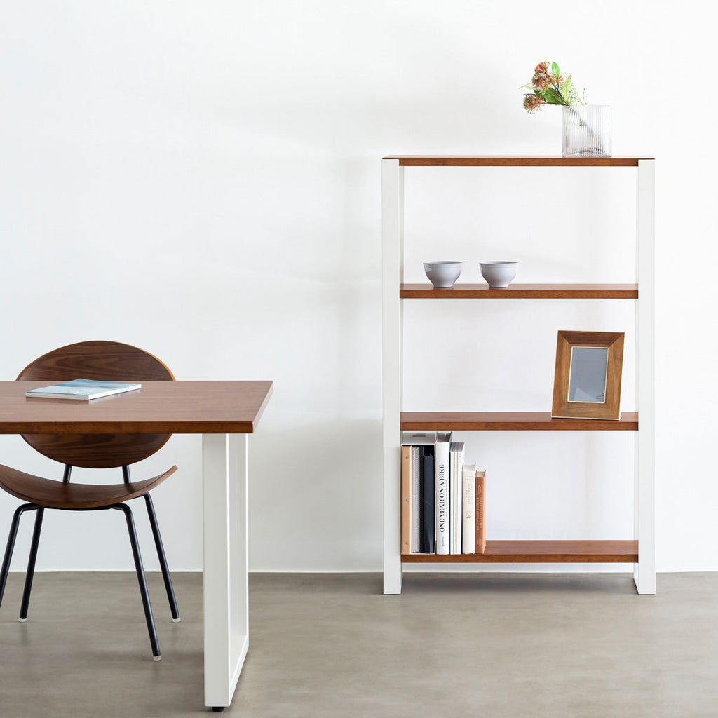 KANADEMONOのラバーウッドチークブラウンの棚板とホワイトのアイアン脚を組み合わせたシェルフ（使用イメージ）