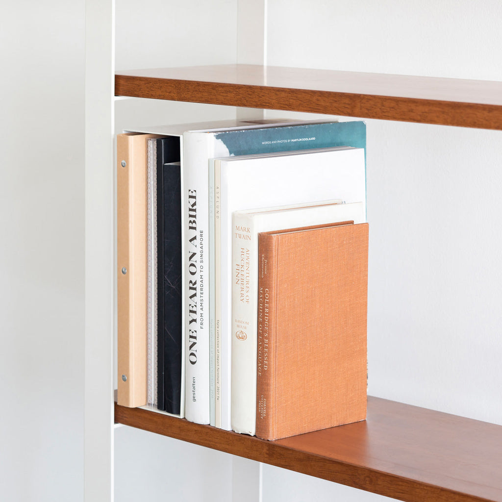 KANADEMONOのラバーウッドチークブラウンの棚板とホワイトのアイアン脚を組み合わせたシェルフ（使用イメージ２）