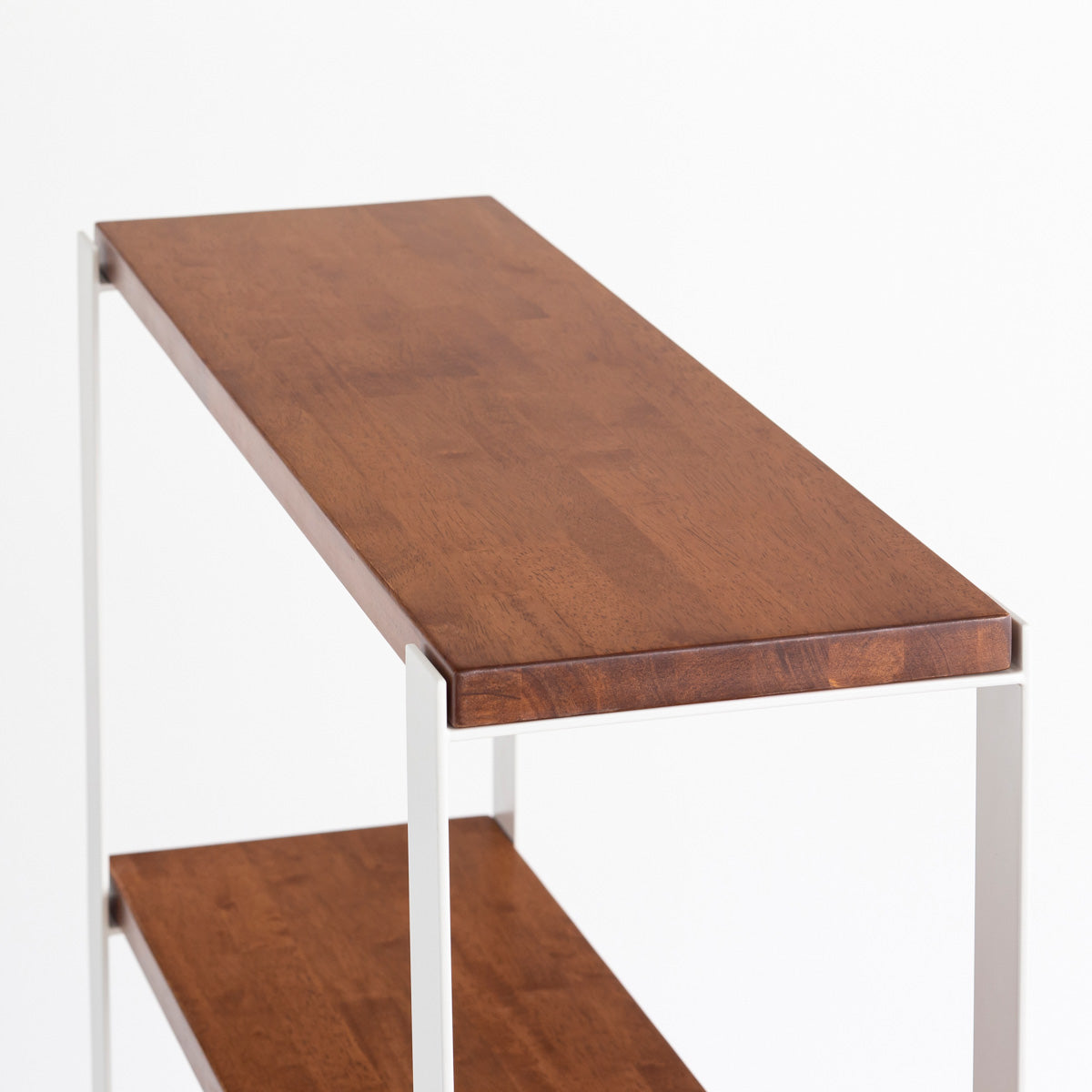 KANADEMONOのラバーウッドチークブラウンの棚板とホワイトのアイアン脚を組み合わせたシェルフ（棚板）