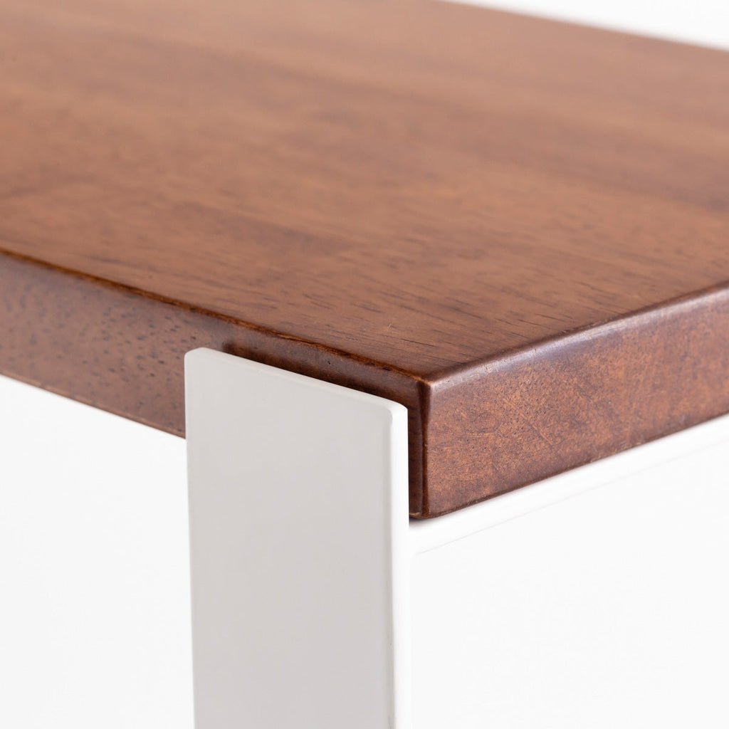 KANADEMONOのラバーウッドチークブラウンの棚板とホワイトのアイアン脚を組み合わせたシェルフ（角）