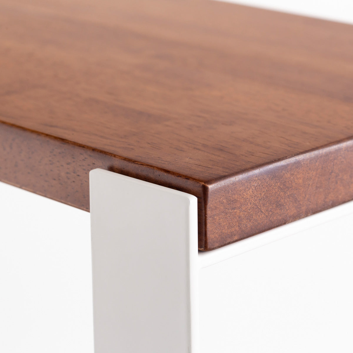 KANADEMONOのラバーウッドチークブラウンの棚板とホワイトのアイアン脚を組み合わせたシェルフ（角）