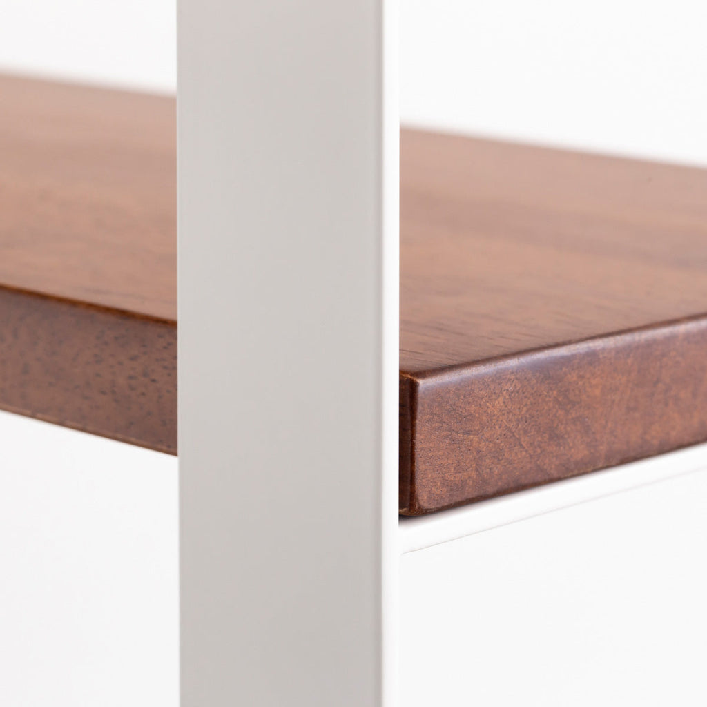 KANADEMONOのラバーウッドチークブラウンの棚板とホワイトのアイアン脚を組み合わせたシェルフ（フレーム）