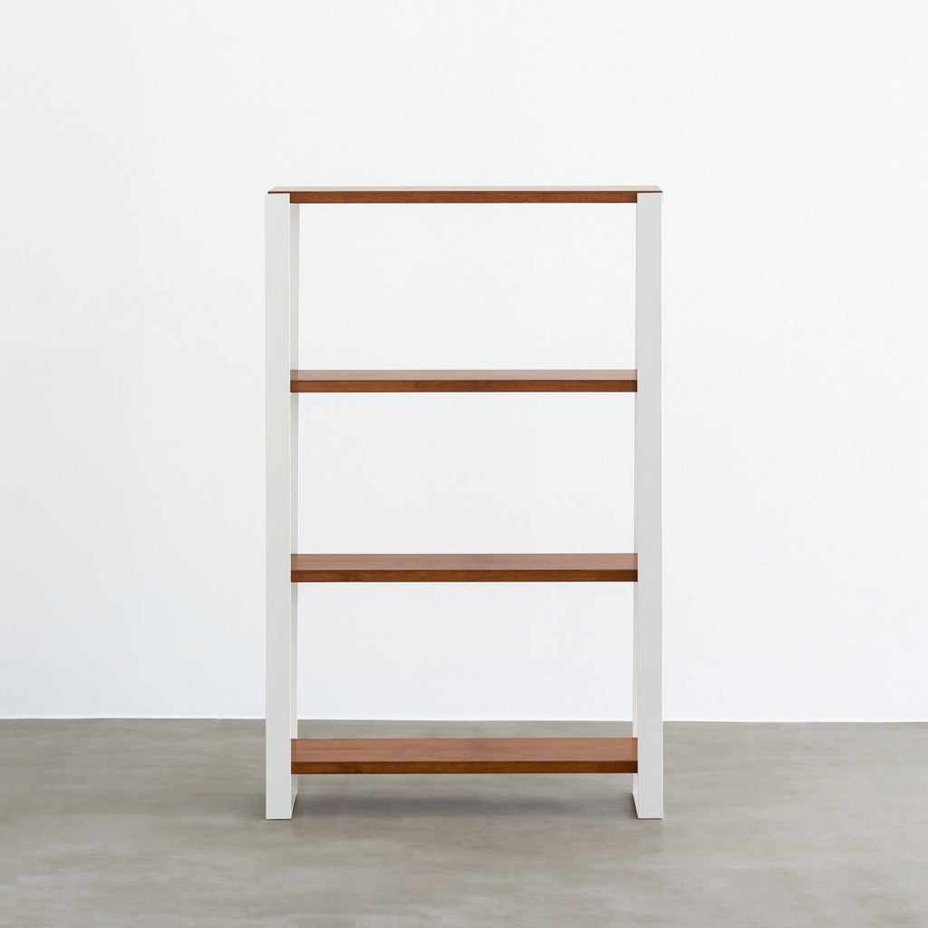 KANADEMONOのラバーウッドチークブラウンの棚板とホワイトのアイアン脚を組み合わせたシェルフ（正面）