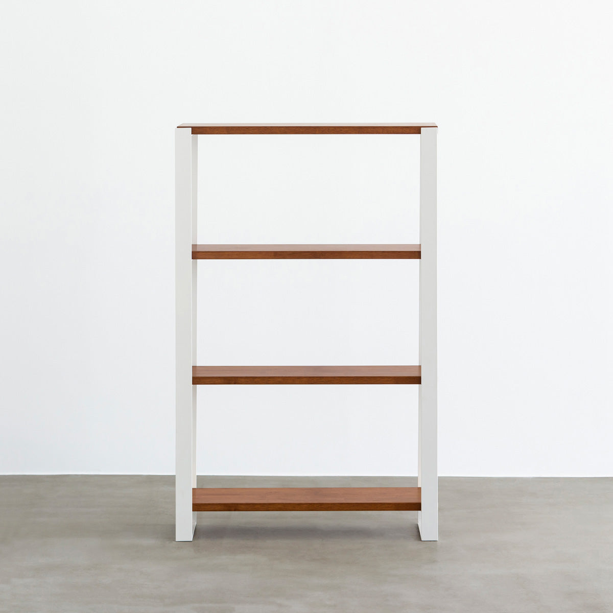 KANADEMONOのラバーウッドチークブラウンの棚板とホワイトのアイアン脚を組み合わせたシェルフ（正面）