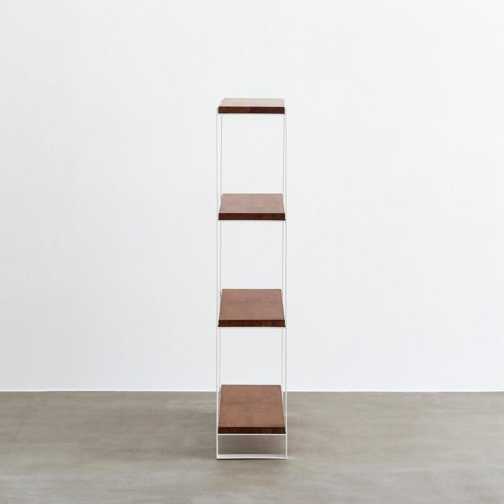 KANADEMONOのラバーウッドチークブラウンの棚板とホワイトのアイアン脚を組み合わせたシェルフ（側面）