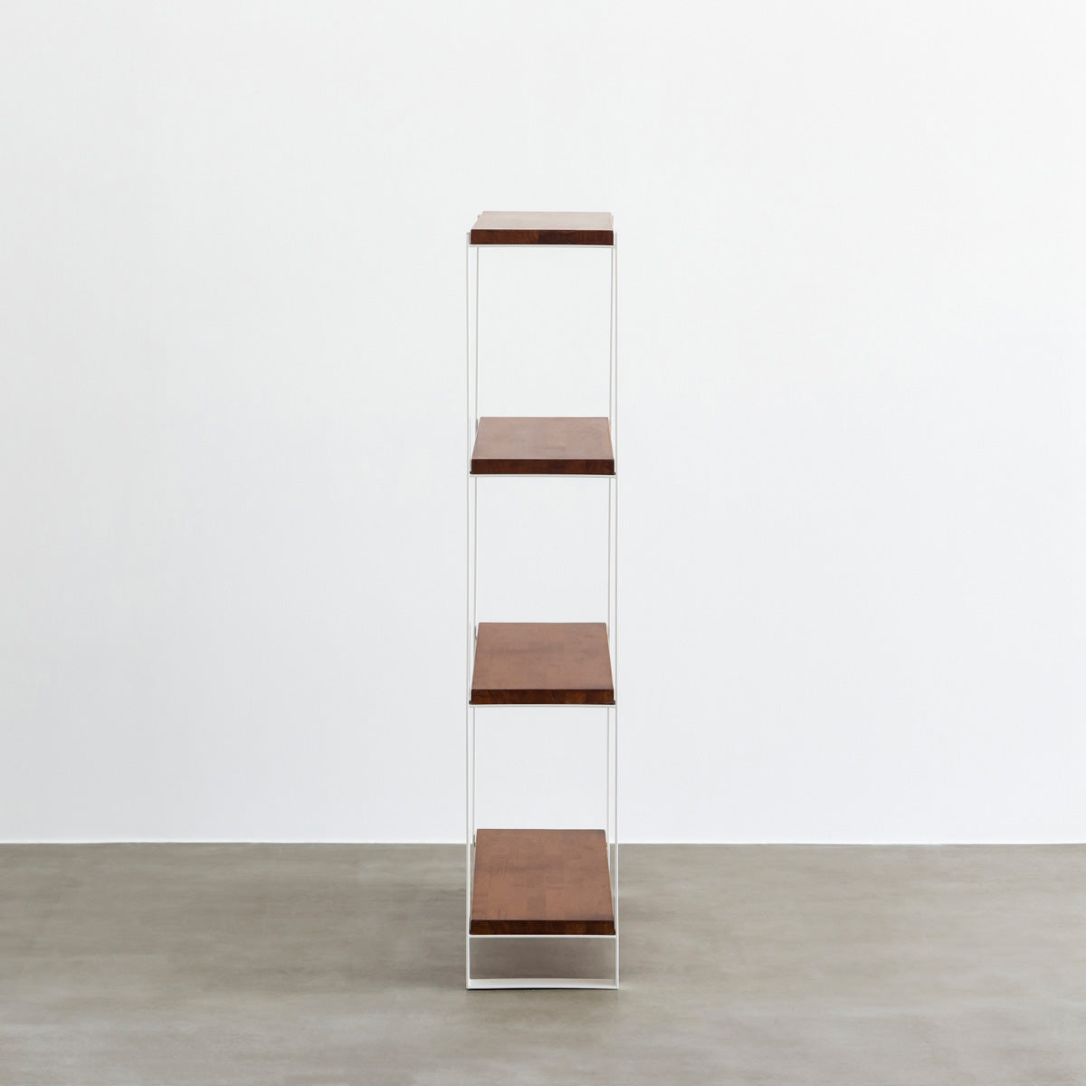 KANADEMONOのラバーウッドチークブラウンの棚板とホワイトのアイアン脚を組み合わせたシェルフ（側面）