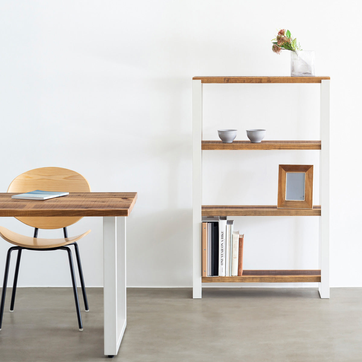 KANADEMONOの杉無垢ヴィンテージスタイルの棚板とホワイトのアイアン脚を組み合わせたシェルフ（使用イメージ）