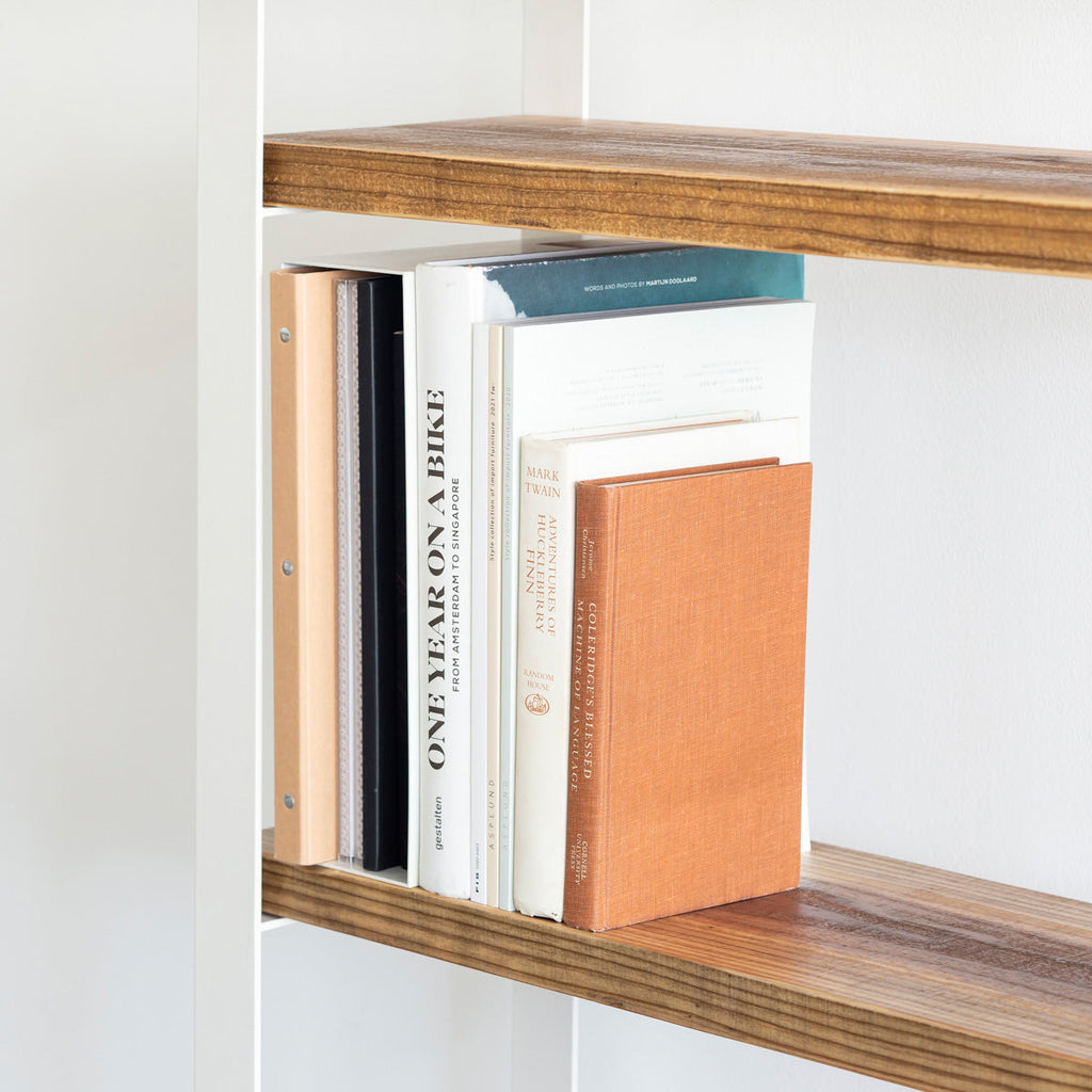 KANADEMONOの杉無垢ヴィンテージスタイルの棚板とホワイトのアイアン脚を組み合わせたシェルフ（使用イメージ２）