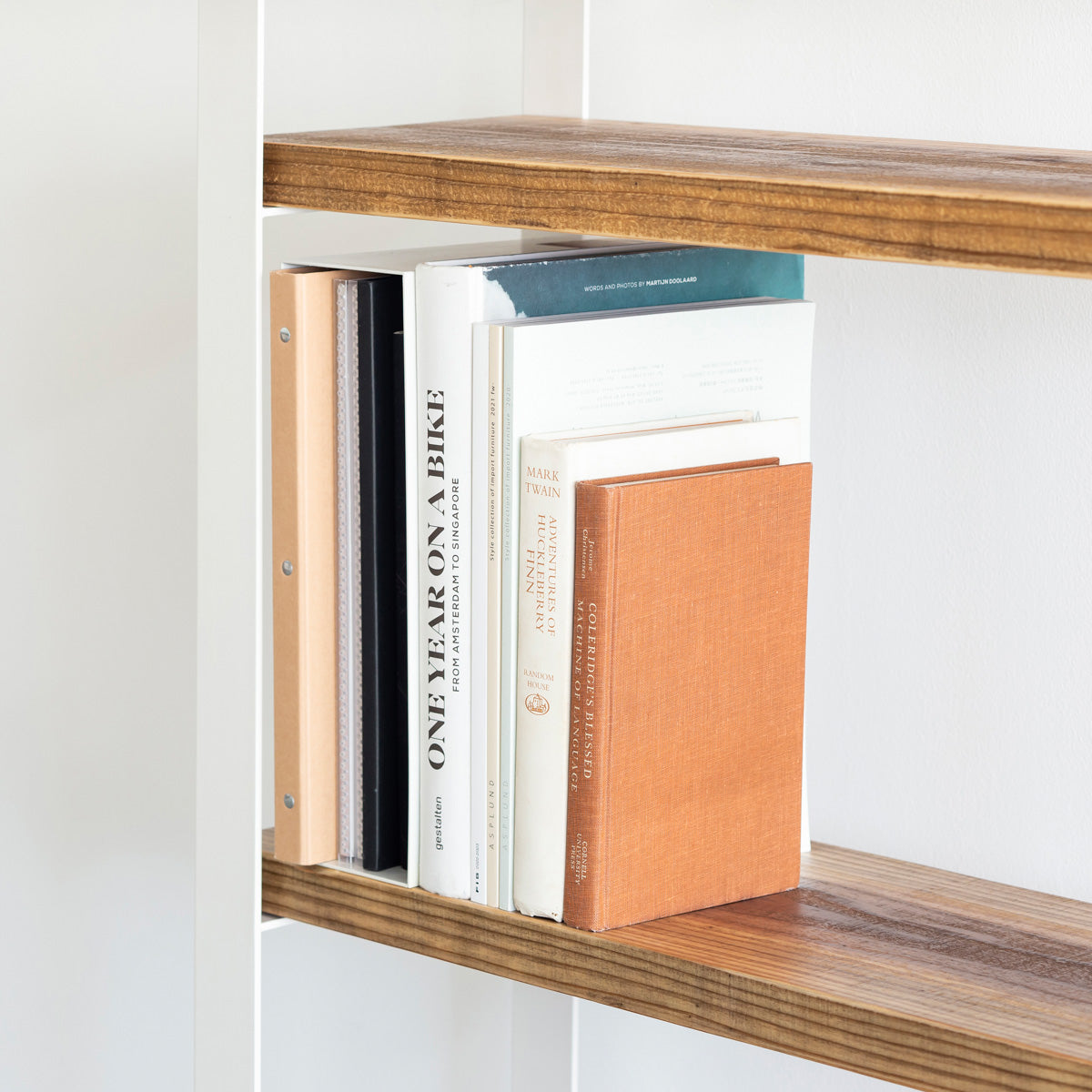 KANADEMONOの杉無垢ヴィンテージスタイルの棚板とホワイトのアイアン脚を組み合わせたシェルフ（使用イメージ２）