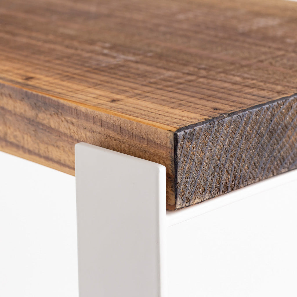 KANADEMONOの杉無垢ヴィンテージスタイルの棚板とホワイトのアイアン脚を組み合わせたシェルフ（角）