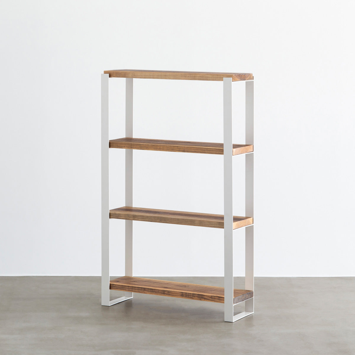 KANADEMONOの杉無垢ヴィンテージスタイルの棚板とホワイトのアイアン脚を組み合わせたシェルフ