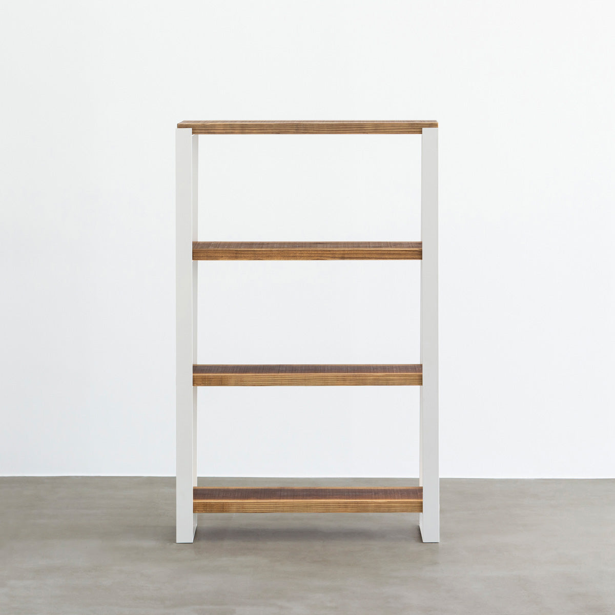 KANADEMONOの杉無垢ヴィンテージスタイルの棚板とホワイトのアイアン脚を組み合わせたシェルフ（正面）