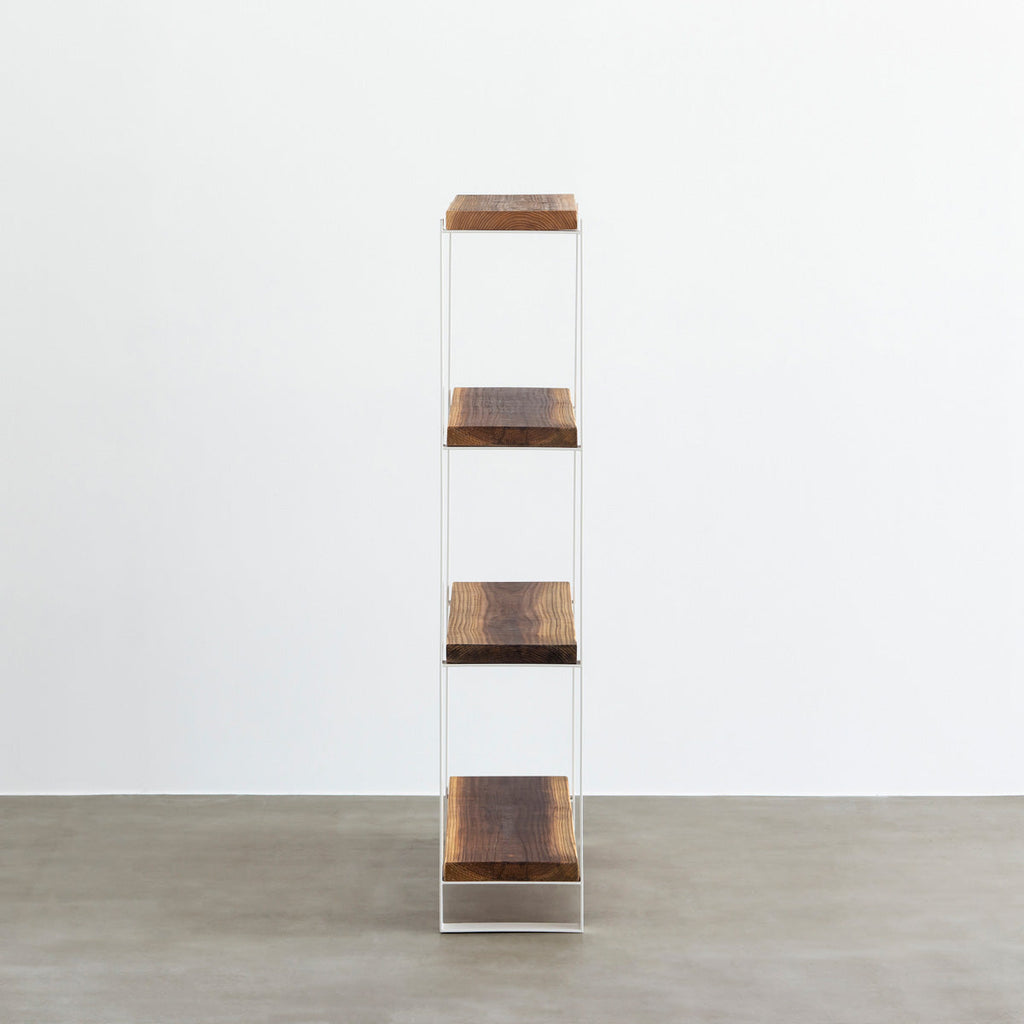 KANADEMONOの杉無垢ヴィンテージスタイルの棚板とホワイトのアイアン脚を組み合わせたシェルフ（側面）