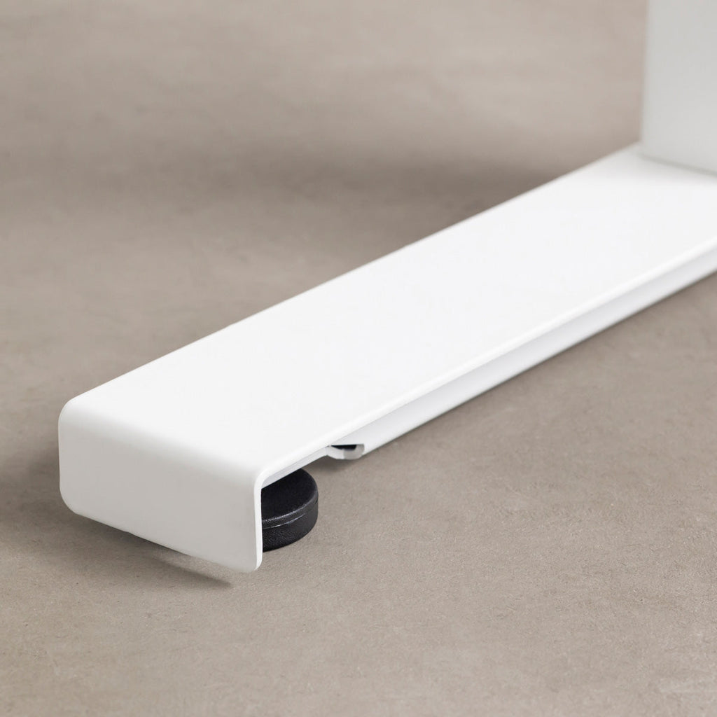 ファニチャーリノリウム素材のMushroom天板と、ホワイトの電動昇降脚を組み合わせた、デザイン性も機能性もスマートなテーブル（アジャスター部分）