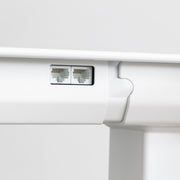突板ホワイトオーク天板と、ホワイトの電動昇降脚を組み合わせた、デザイン性も機能性もスマートなテーブル（ケーブル穴1）