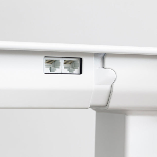 あたたかみ溢れるラバーウッドナチュラルの天板と、ホワイトの電動昇降脚を組み合わせた、デザイン性も機能性もスマートなテーブル（BLOCK&TRAY配線孔付き）ケーブル穴