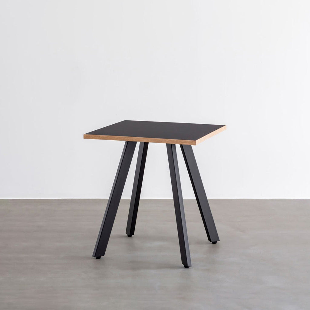 KANADEMONOのファニチャーリノリウムNeroのスクエアカフェテーブル