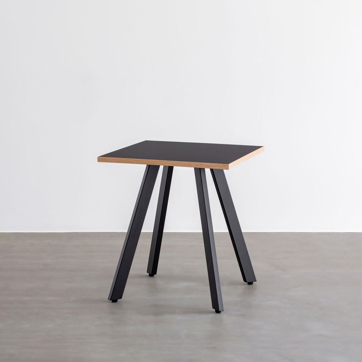 KANADEMONOのファニチャーリノリウムNeroのスクエアカフェテーブル