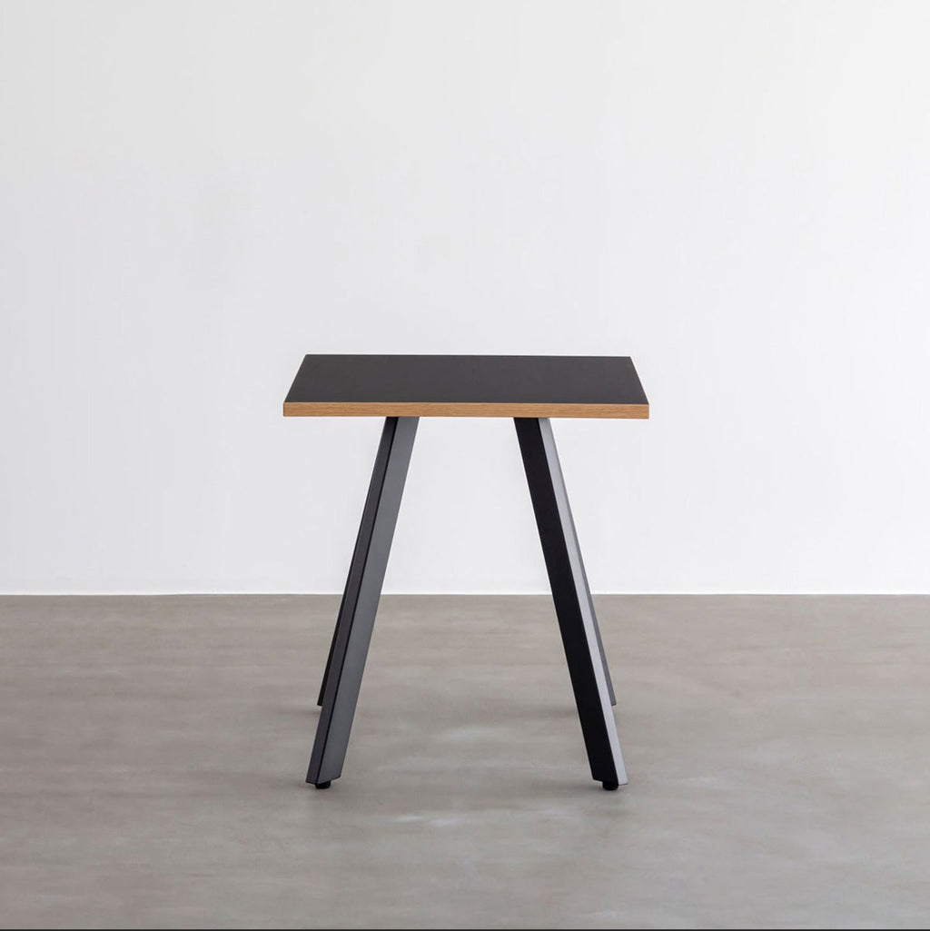 KANADEMONOのファニチャーリノリウムNeroのスクエアカフェテーブル（正面）