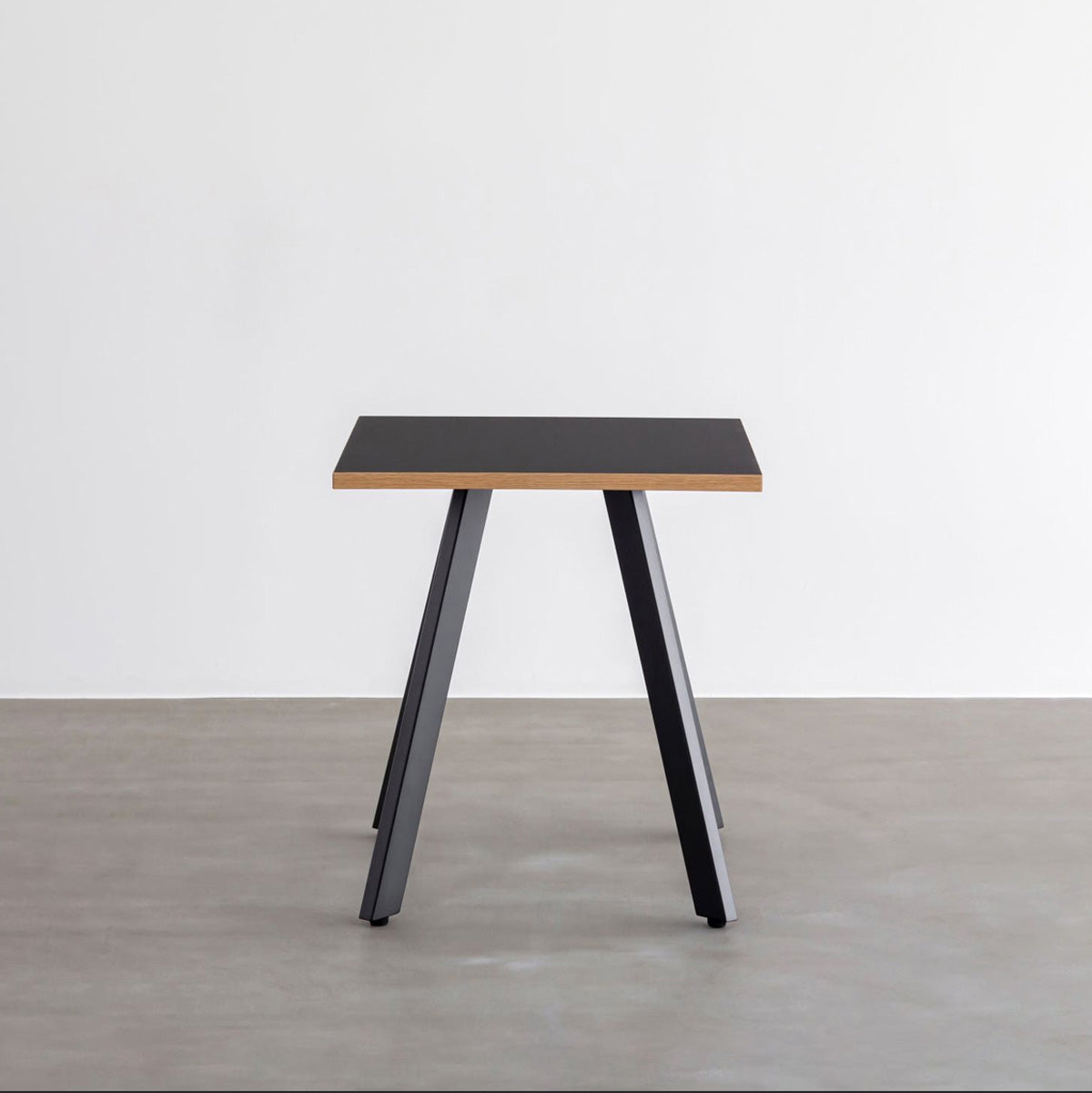 KANADEMONOのファニチャーリノリウムNeroのスクエアカフェテーブル（正面）