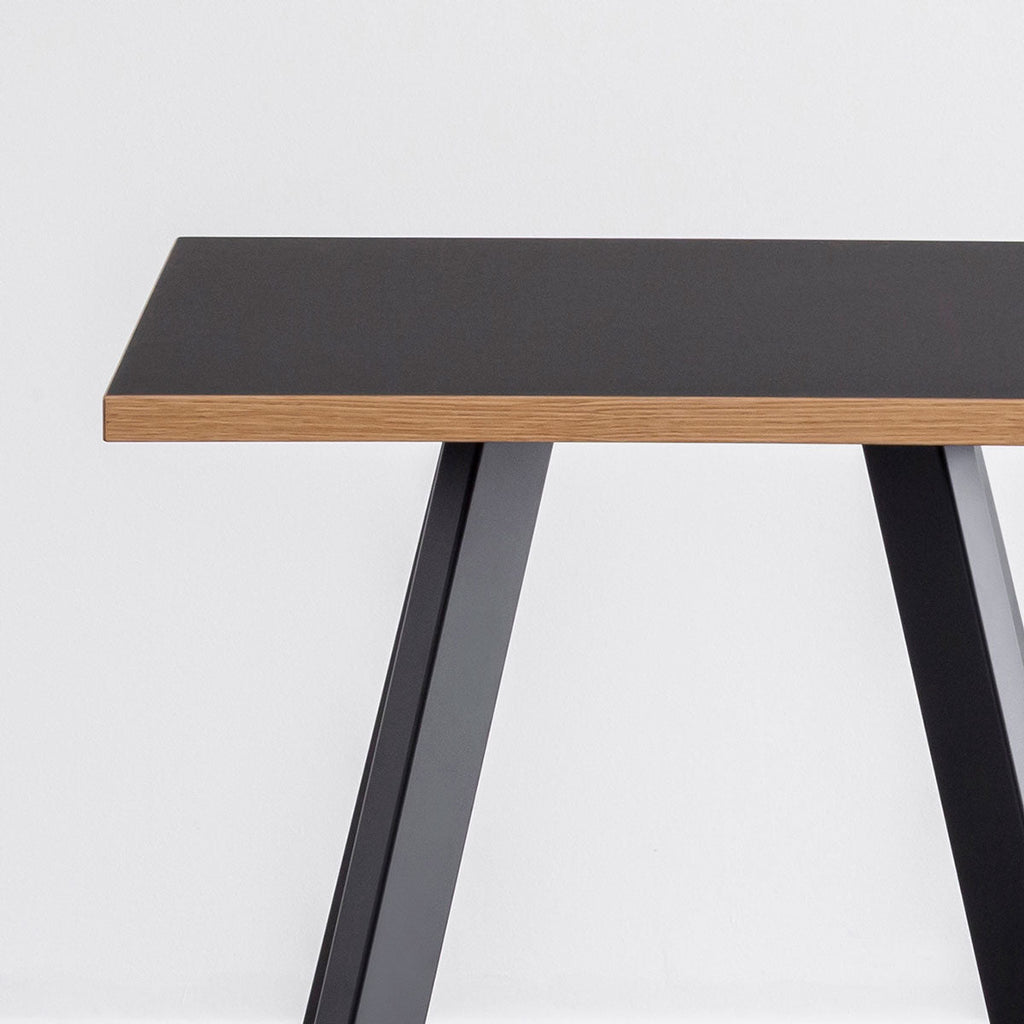 ファニチャーリノリウムNeroのスクエアカフェテーブル（天板と脚）