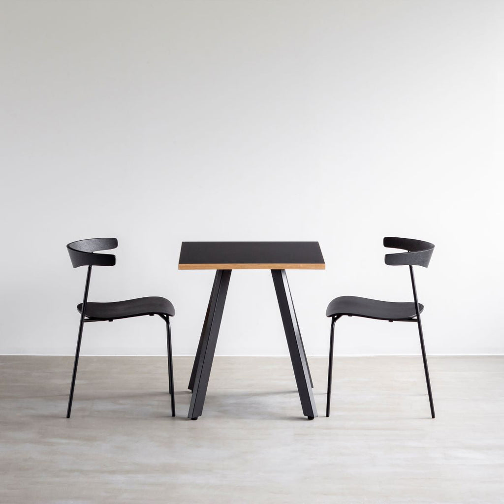 ファニチャーリノリウムブラックのスクエアカフェテーブル・チェアとのコーディネートイメージ