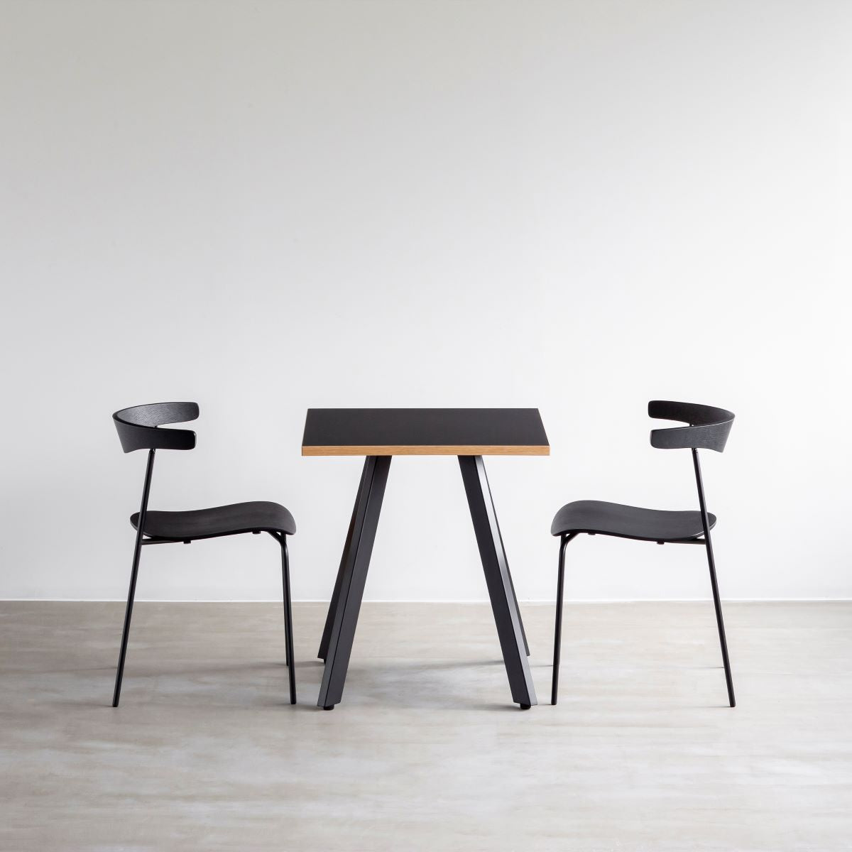 ファニチャーリノリウムブラックのスクエアカフェテーブル・チェアとのコーディネートイメージ