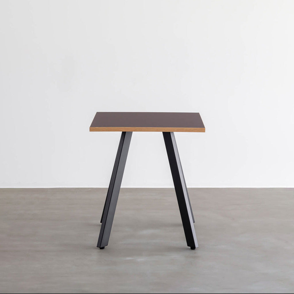 KANADEMONOのファニチャーリノリウムMauveのスクエアカフェテーブル（正面）