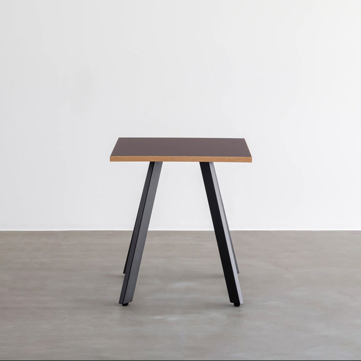 KANADEMONOのファニチャーリノリウムMauveのスクエアカフェテーブル（正面）